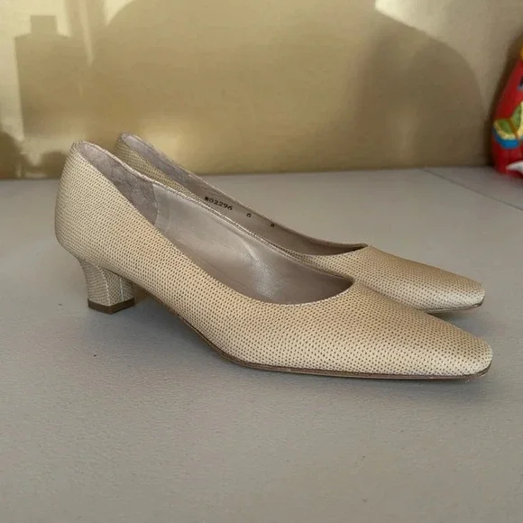 Bruno Magli Pumps Shoes Leather Heels Texture Beige Designer Women’s Sz 6 B - Picture 1 of 8
